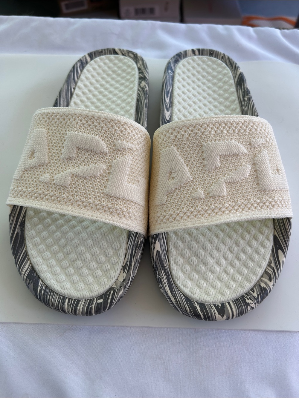 APL Women’s Techloom Slides Pristine Silver Travertine Marble Size 10 NEW in Box